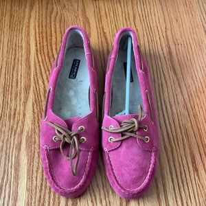 New in box Sperry Skiff Hot Pink Suede size 9 1/2
